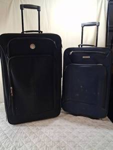 lot 93 image: Rolling Luggage Set with Telescoping Handles