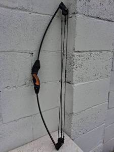 lot 112 image: Lil Commander Black Recurve Bow with Arrows Set