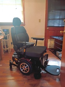 lot 950 image: Merits Vision Ultra Electric Scooter.   Works.  Brand New, Used Only ONCE.  Comes with charger.  Seat is large 19 x 21