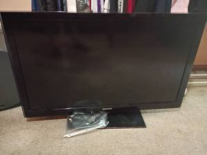 lot 958 image: 45in Samsung Television with Remote
