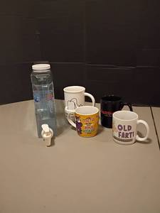 lot 1100 image: Slimline H2O Container with Mugs