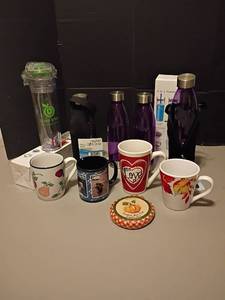 lot 1106 image: Water Bottles 2 with Insulated Carrier with Mugs