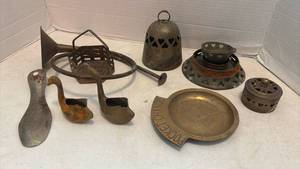 lot 1206 image: Brass Decor Items