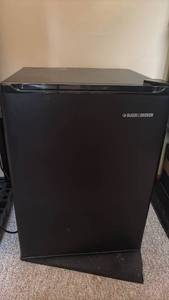 lot 1213 image: Black & Decker Compact Mini Refrigerator