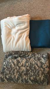 lot 1217 image: Blankets and Throw