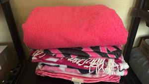 lot 1218 image: Variety of Pink Blankets and Throws