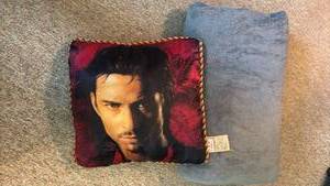 lot 1225 image: Large Blanket and Orlando Bloom Pillow