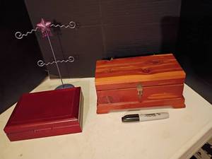 lot 1239 image: Jewelry Boxes and Necklace Holder