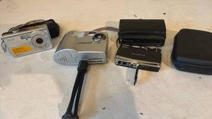 lot 1287 image: Cameras with Cases