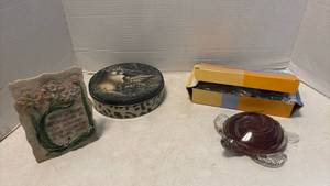 lot 1303 image: Mixed Collectible Home Decor Items Lot