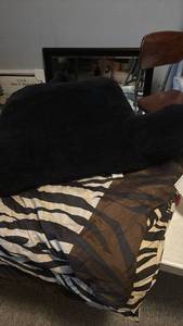lot 1324 image: Full Size Animal Print Comforter and Pillow