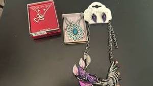 lot 1402 image: Necklaces with earrings