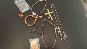 lot 1403 image: Womens jewelry