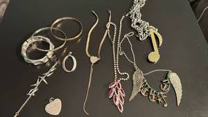 lot 1409 image: Womens jewelry