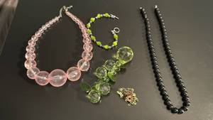 lot 1410 image: Womens jewelry