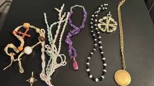 lot 1411 image: Necklaces and pendants