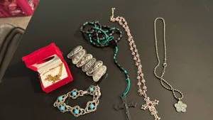 lot 1412 image: Womens jewelry
