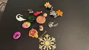 lot 1418 image: Pins, ornaments and more