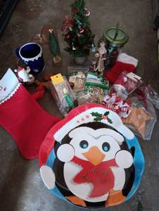 lot 2012 image: Christmas plate and more