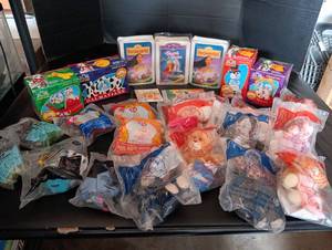 lot 2039 image: Old McDonalds Collectable Toys