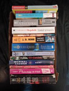 lot 2062 image: Books (Nora Roberts black hills)