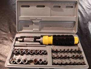 lot 2076 image: Auto tool kit