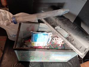 lot 2078 image: 20x13in Fish tank and accessories