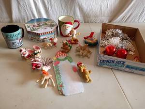 lot 2300 image: Vintage Felt  Christmas Ornaments and More