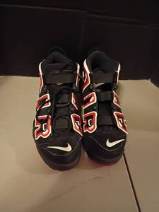 lot 1058 image: Mens Sized 9.  Nike Air Black Red Basketball Shoes