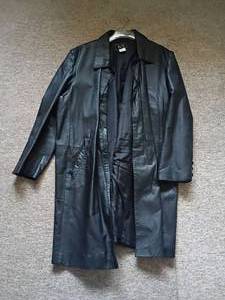 lot 1075 image: Mens Leather Trench Coat.  Sized XXL