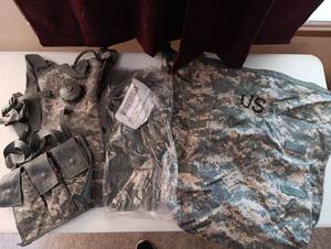 lot 1130 image: Army bag and more
