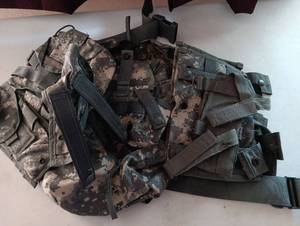lot 1139 image: Army bag wother little army bags