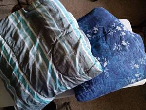 lot 1327 image: 2ea Queen Comforters