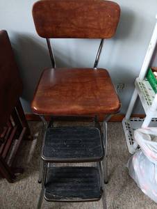 lot 1333 image: Mid-Century Modern Step Stool Chair with Chrome Frame