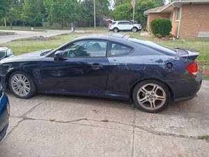 lot 3000 image: 2006 Hyundai Tibaron    Needs Battery, Tire and Brake Calibur is locked up.