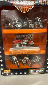 lot 14 image: 118 scale Harley set