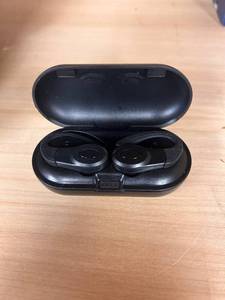 lot 18 image: Black Wireless Earbuds with Charging Case