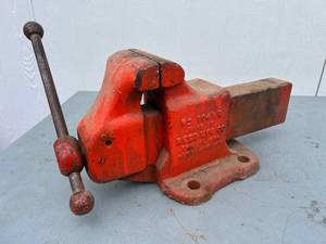 lot 40 image: Large Reed Manufacturing Company Cast Iron Bench Vise