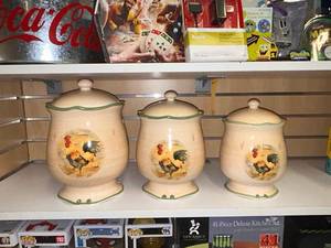 lot 41 image: Rooster Kitchen Canister Set of 3 with Lids