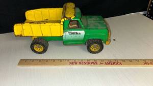 lot 75 image: Antique Tonka Green and Yellow Die Cast Dump Truck