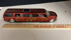 lot 77 image: Maisto Die Cast Stretch Limousine Van Model