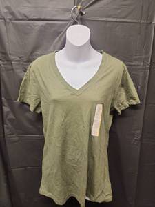 lot 71269 image: Womans Olive Green V-Neck T-Shirt (Size S) - Retail $8