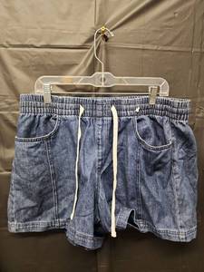 lot 71281 image: Universal Thread, Womans High Rise (Size XL) - Retail $15