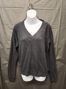 lot 71317 image: Universal Thread, Black V-Neck Long Sleeve Pullover Sweater (Size XS) - Retail $25