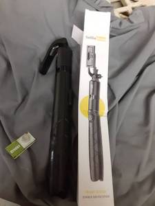 lot 19898 image: Extendable Selfie Stick with Phone Holder - Retail $10