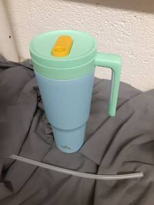 lot 19918 image: Konokyo 40 oz Tumbler with Handle and 2 Straws,2 in 1 Lid Insulated Water Bottle Stainless Steel Travel Coffee Mug,Blue - Retail $17
