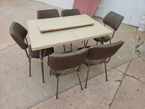 lot 6 image: Mid Century Modern Dining Table and 6 Chairs Set