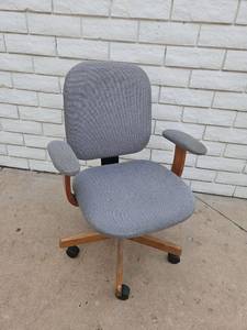lot 7 image: Gray Fabric Executive Office Chair with Wood Base