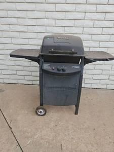 lot 8 image: Char-Broil Gas Grill with Side Shelves and Wheels - Needs a Good Cleaning