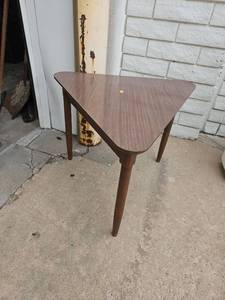 lot 10 image: Mid Century Modern Triangular Wood Side Table